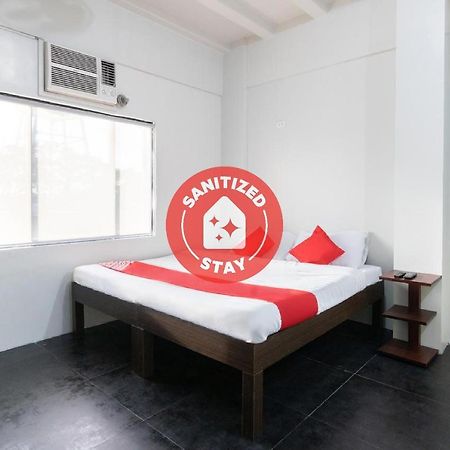 Oyo 136 Regal Residences Quezon City Esterno foto