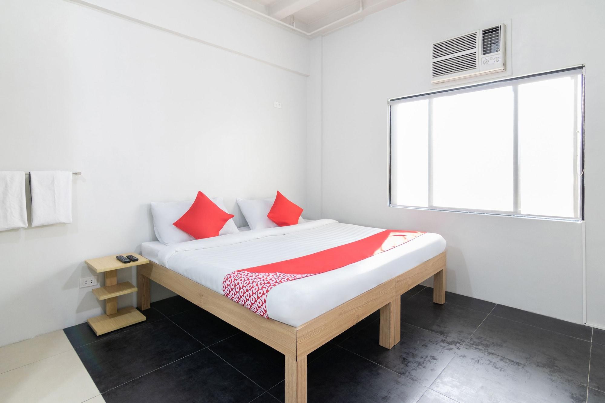 Oyo 136 Regal Residences Quezon City Esterno foto