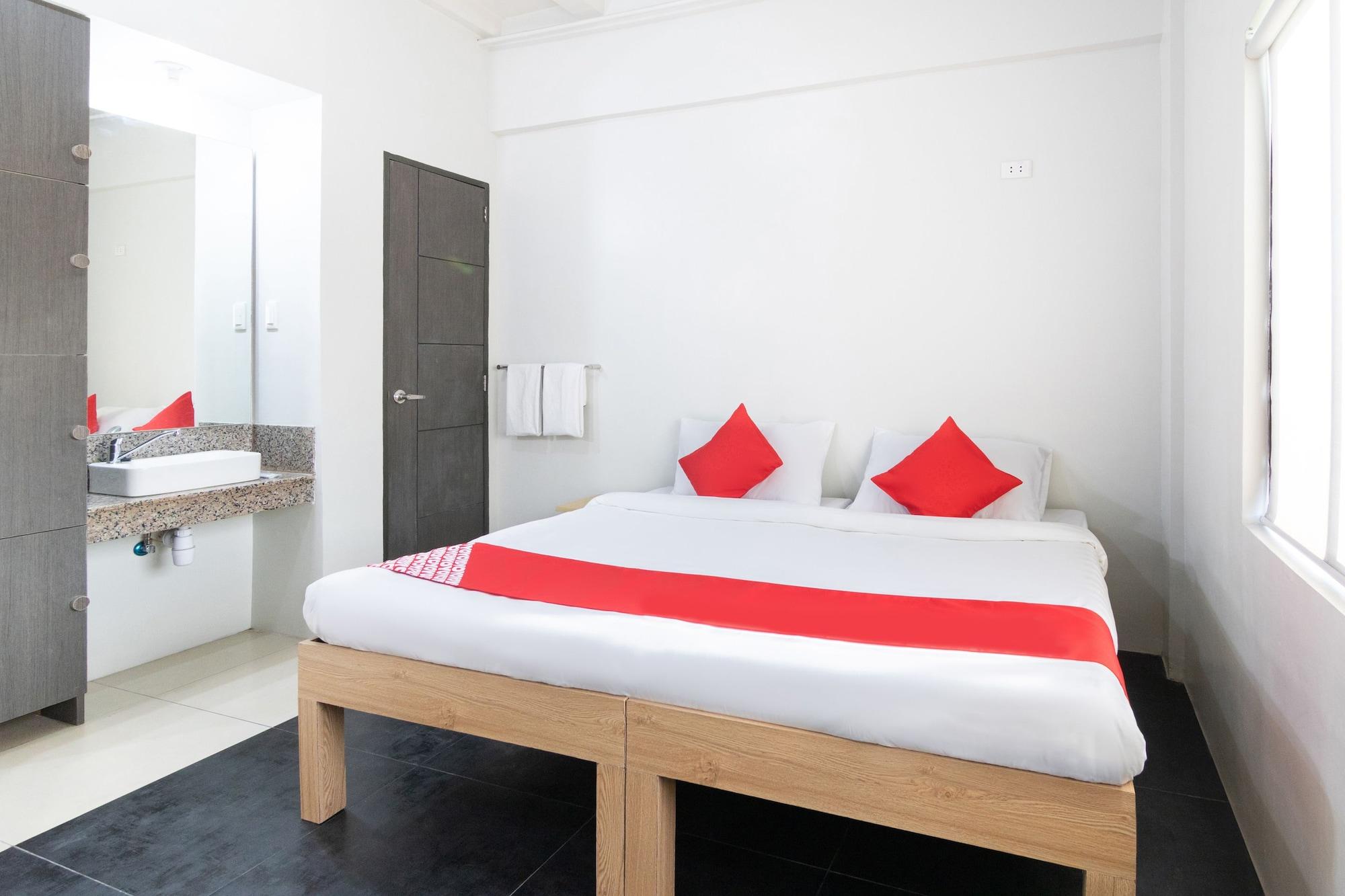 Oyo 136 Regal Residences Quezon City Esterno foto