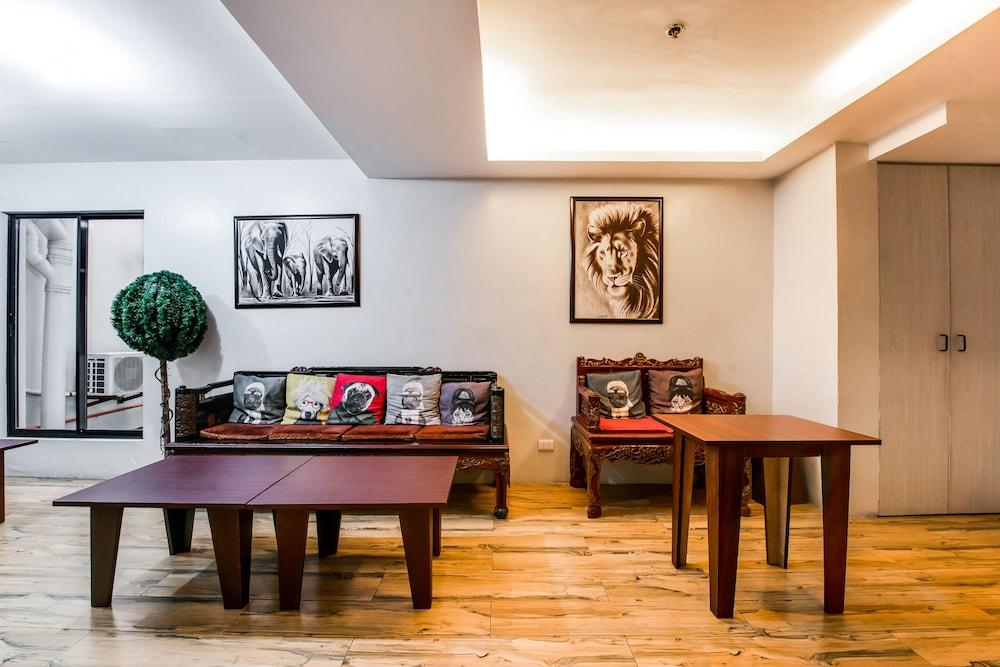 Oyo 136 Regal Residences Quezon City Esterno foto