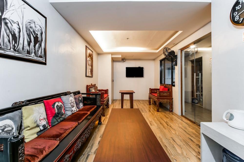 Oyo 136 Regal Residences Quezon City Esterno foto