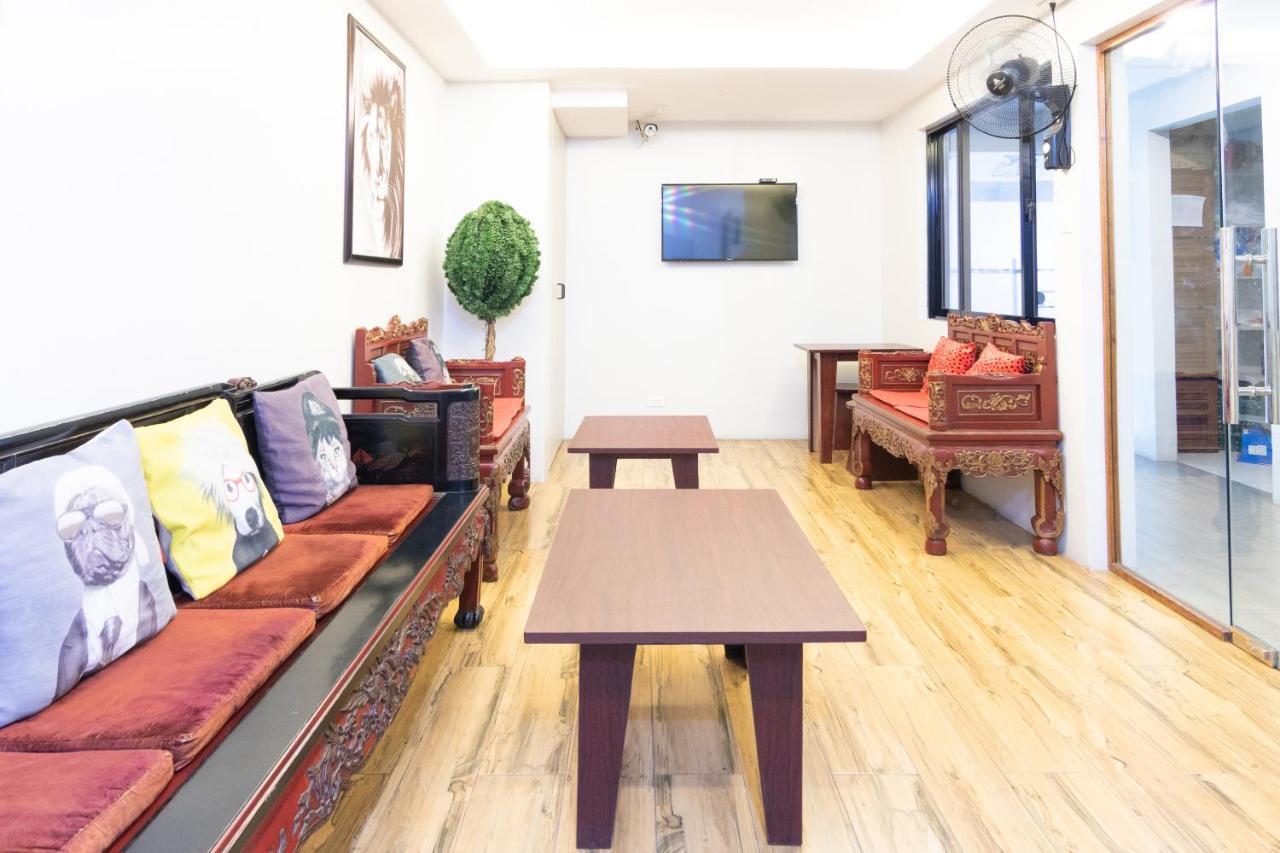 Oyo 136 Regal Residences Quezon City Esterno foto