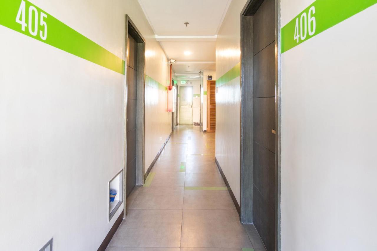 Oyo 136 Regal Residences Quezon City Esterno foto