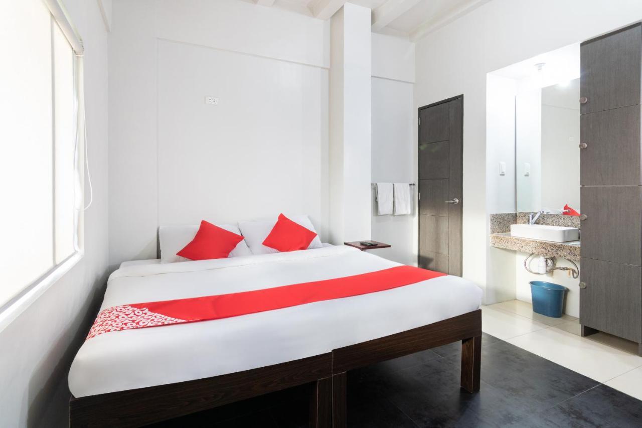 Oyo 136 Regal Residences Quezon City Esterno foto