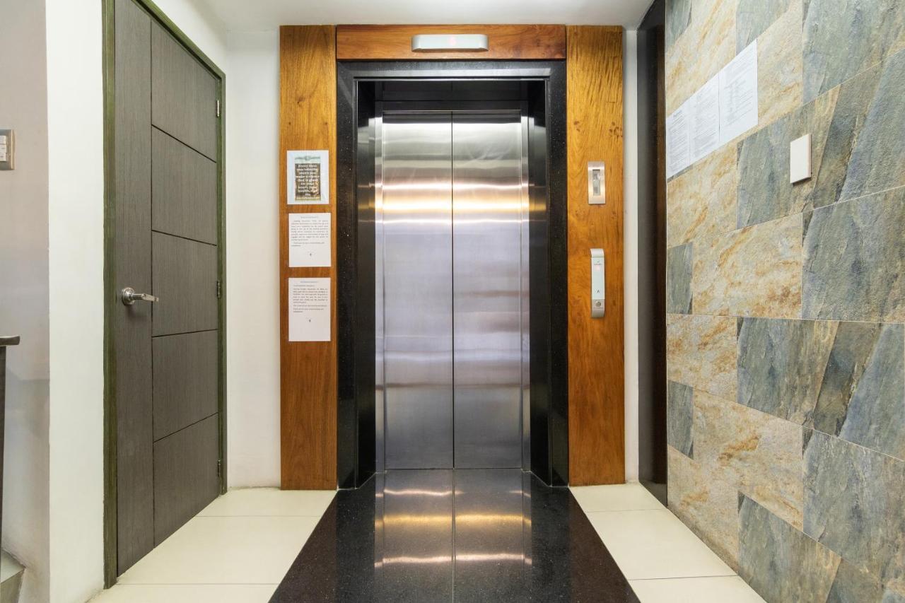 Oyo 136 Regal Residences Quezon City Esterno foto