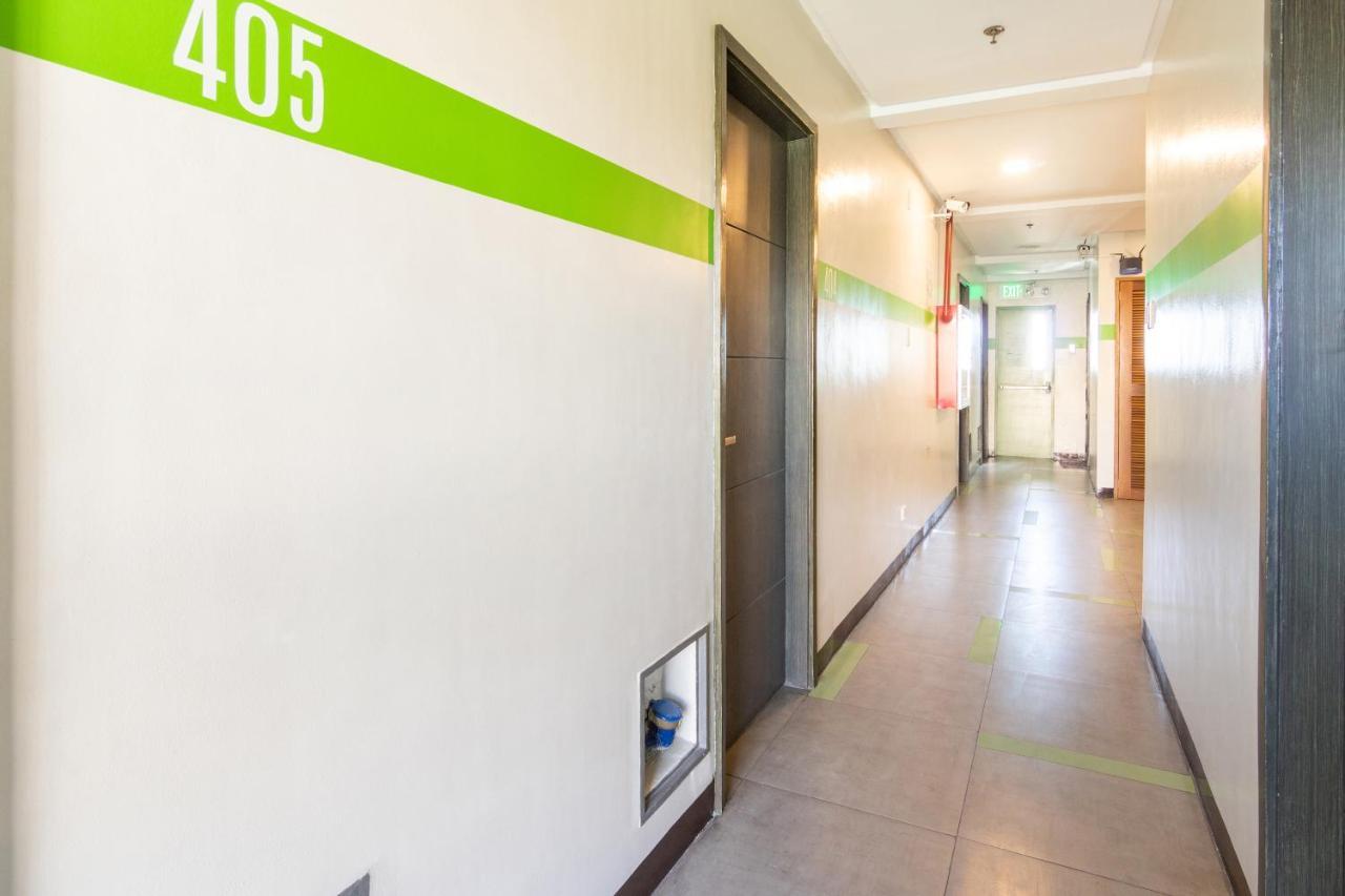 Oyo 136 Regal Residences Quezon City Esterno foto